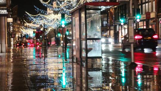 伦敦下雨天的街道圣诞灯