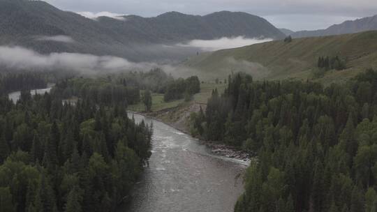 新疆禾木航拍穿云层河流