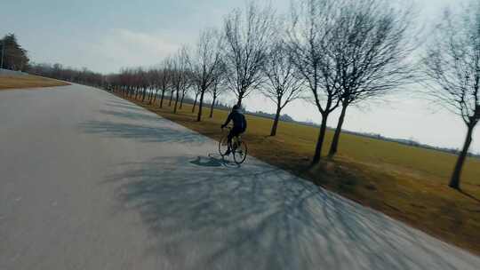 户外道路骑行者背影航拍