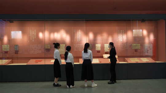 女孩们参观历史文献展览