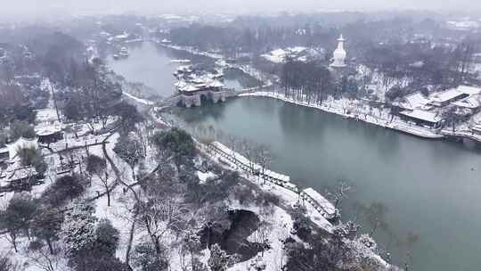 航拍瘦西湖景区园林大明寺观音山宋夹城雪景