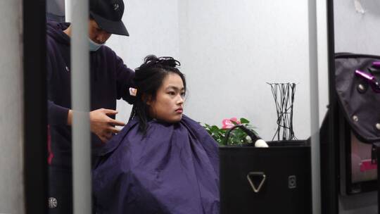 理发店理发师给女孩剪头发2视频素材模板下载