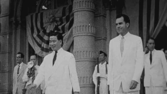 1953年美国副总统尼克松出访越南阮福晪阅兵