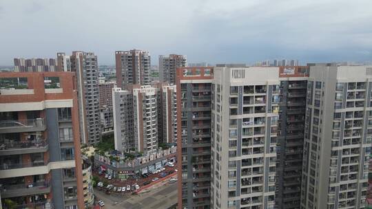 雨后的城市住宅区