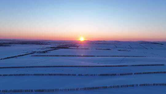 雪后垦区田野夕阳时的美丽景象