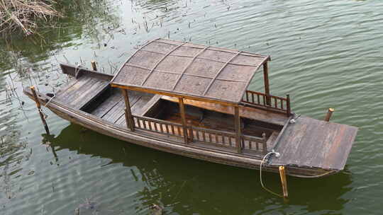 湖面渔船木船在水面飘浮停泊