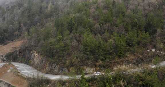 警车在盘山公路行驶