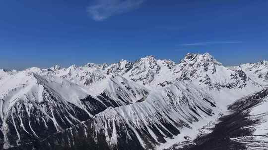 白马雪山山脉垭口群峰航拍