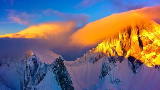 雪山日出壮丽景观