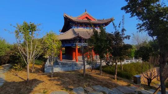蓝天下的一栋红色中国传统古风建筑