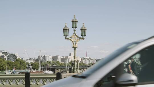 泰晤士河来往的行人视频素材模板下载