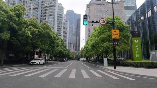 上海封城中的空荡街道