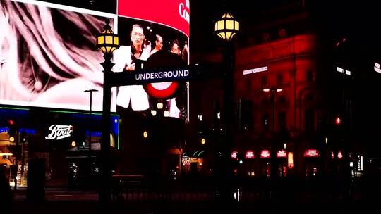 一个巨大的电子广告牌照亮了伦敦的街道