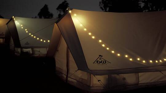 夜晚露营帐篷