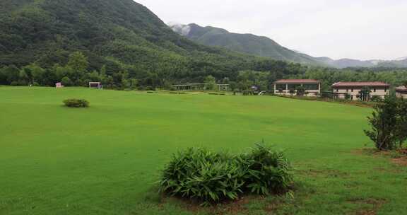 秀丽山庄农庄美丽大草坪高山生态景观