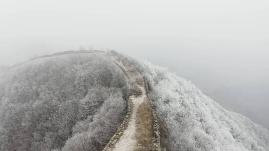 北京怀柔箭扣长城冬季雾凇雪景寒冷覆盖航拍视频素材模板下载
