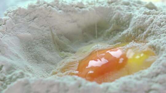 鸡蛋落入面粉中视频素材模板下载