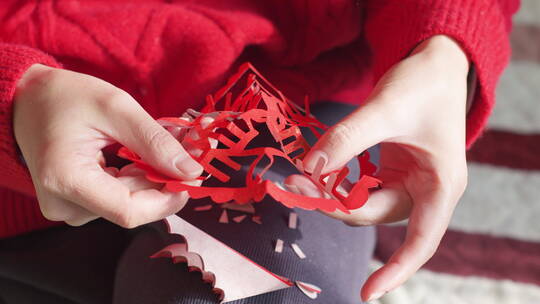 中国人春节剪纸剪窗花红纸视频素材模板下载