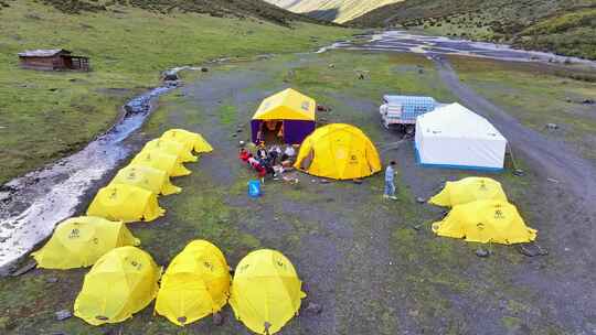 航拍攀登横断山脉乌库楚雪山的登山者大本营