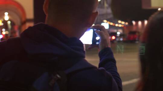在拍摄城市夜景男人的特写