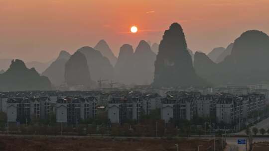 夕阳下的城镇与喀斯特地貌山景