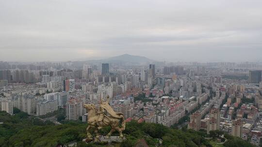 泉州郑成功雕像航拍丰泽区大坪山看市区阴天