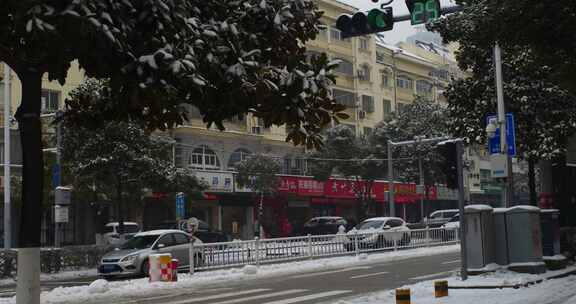 下雪时的城市道路