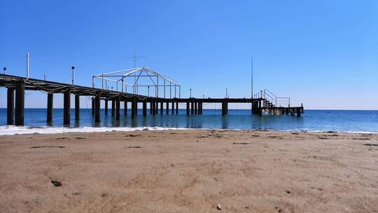 海岸的木板桥码头视频素材模板下载