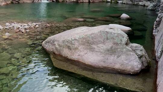 园林湖泊岩石溪流风景