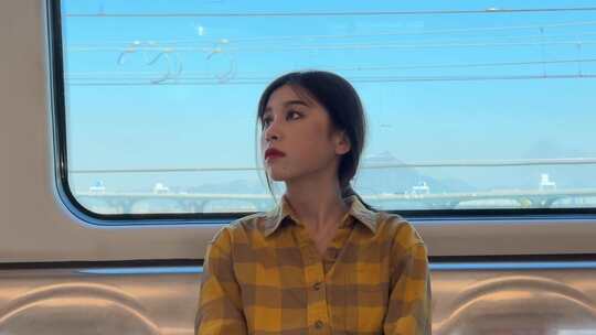 乘坐地铁的美女日系小清新女孩少女文艺青年