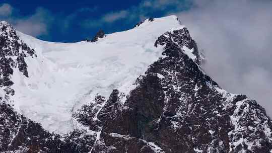 航拍天山博格达峰