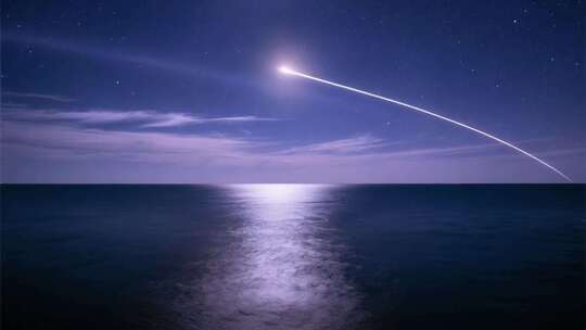 海上夜空流星划过景象