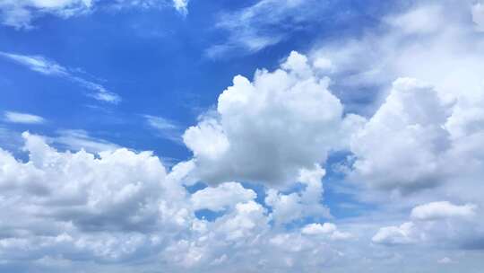 蓝天白云下的蓬松云朵云延时万里云卷云舒