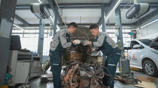 汽车维修工厂工人检修维修汽车发动机引擎视频素材模板下载