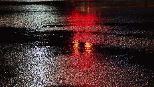 雨天夜晚地面积水景观