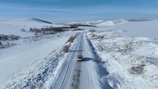 追拍山区冰雪道路上行驶的汽车