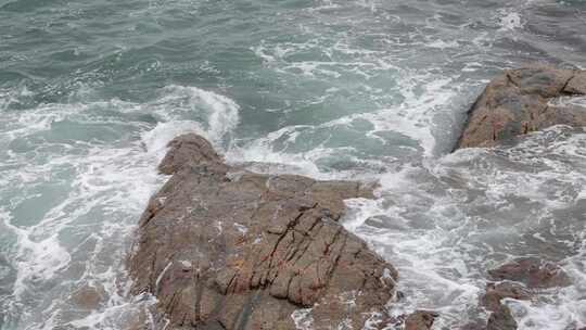 大梅沙礁石风起浪涌