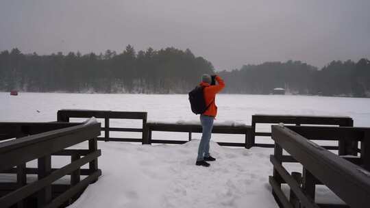 在观景台拍摄大雪的摄影师视频素材模板下载