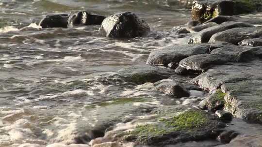 波浪拍打着岩石海岸