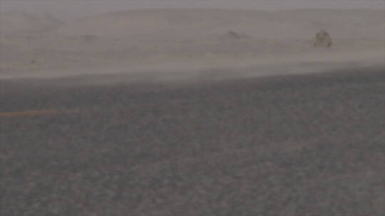新疆 贴地面拍摄 流动的风沙和经过的车轮