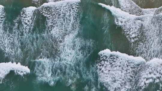 航拍泰国普吉岛海面波浪冲刷海滩景观视频素材模板下载