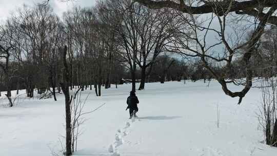 4K冬天冰天雪地人物在雪地艰难行走下雪视频素材模板下载