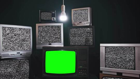 绿屏的堆叠复古电视