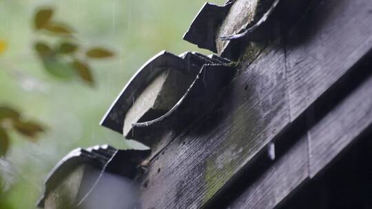 瓦房屋檐的雨水水滴滴落