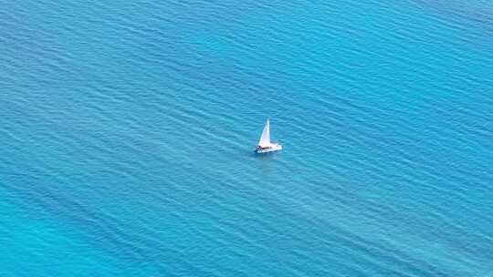 赛里木湖帆船