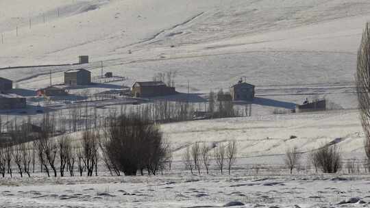 俄罗斯冬季西伯利亚雪原和山坡边缘的村庄房屋