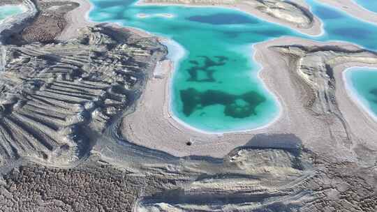 青海海西大柴旦翡翠湖沙滩碧水航拍视频