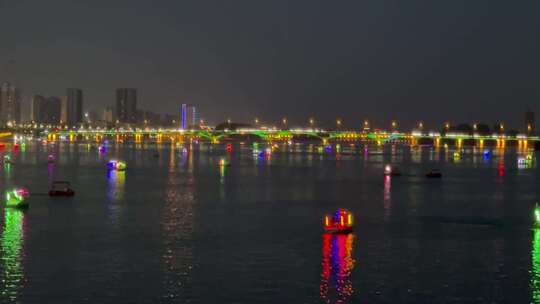 夜晚城市灯光亮河流游船