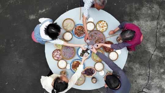 圆桌吃饭庆祝干杯美食聚餐节日