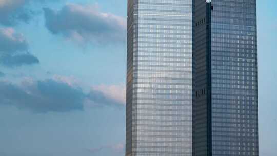 4K花果园双子塔大楼玻璃反光云延时素材